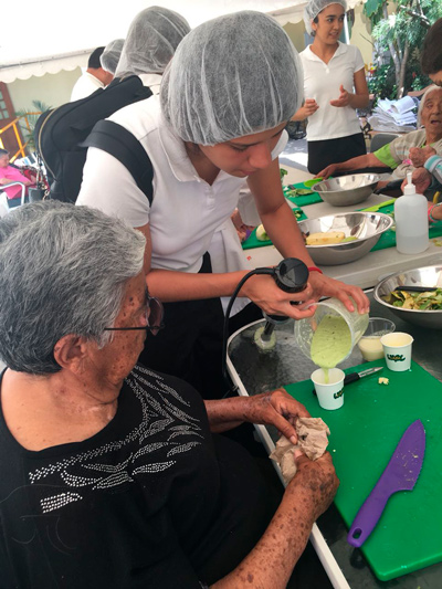 Adultos mayores en la cocina: