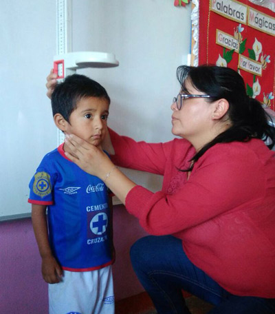 Doctora Guadalupe Lopez aplicando una prueba para detectar anemia
