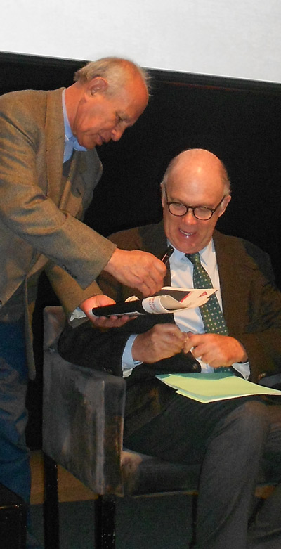 Enrique Krauze firmando libros 