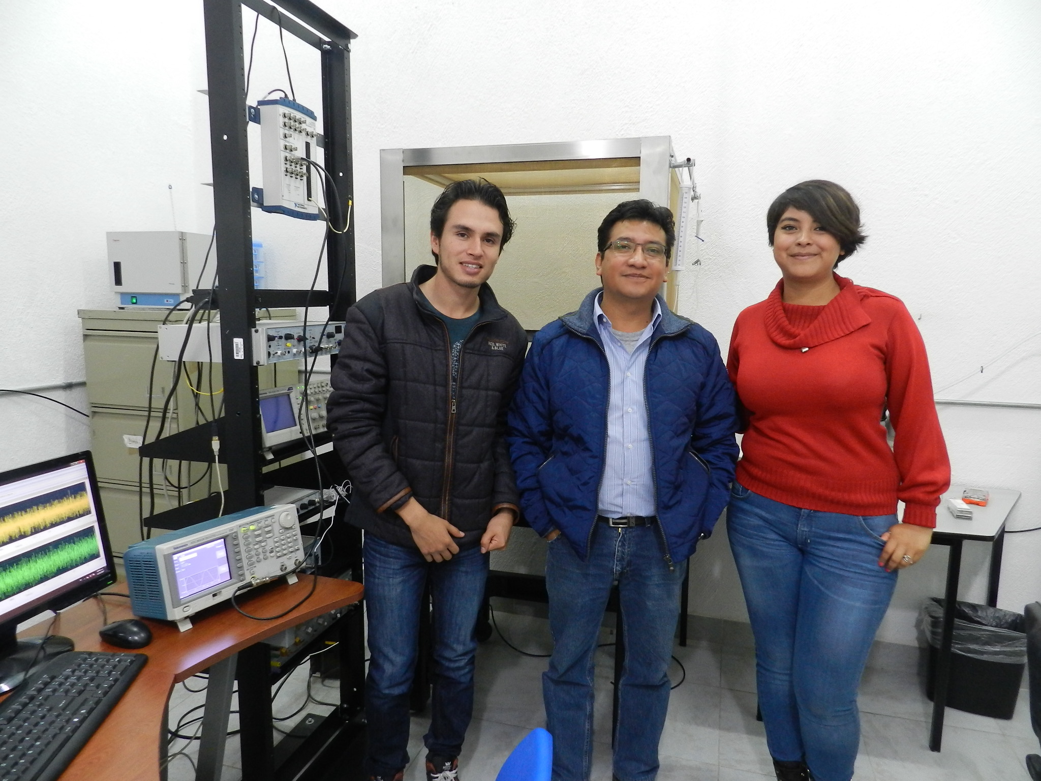 Dr. Salvador Galicia (centro) en compañía de sus estudiantes.JPG