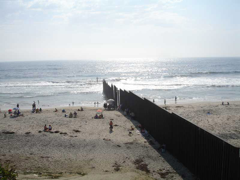 Frontera-en-la-playa-de-Tijuana-y-San-Diego-Fotografía-por-James-Reyes.jpg