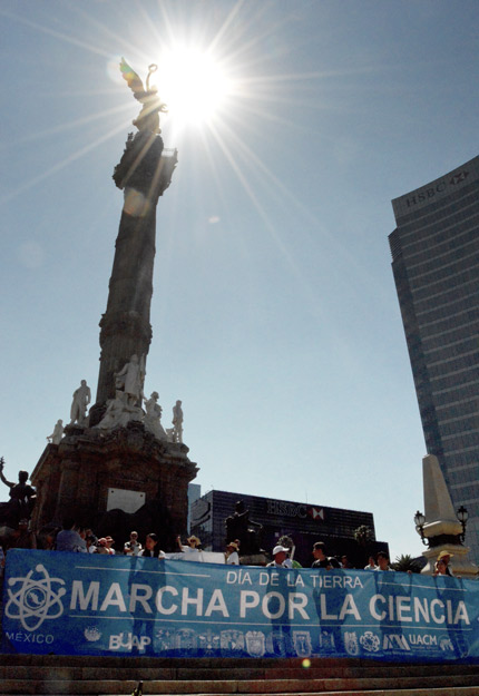 1.1-Científicos-y-estudiantes-empiezan-a-reunirse-en-el-Ángel-de-la-Independencia.jpg