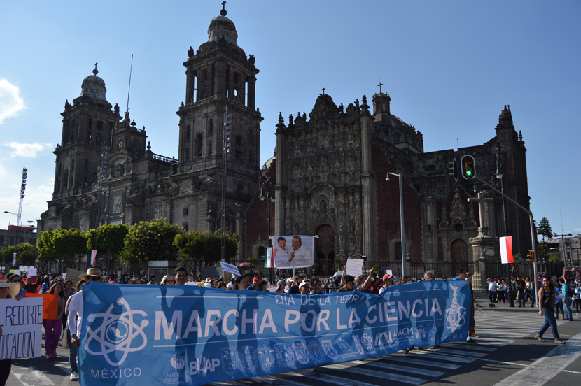 22.-Frente-a-la-Catedral-Metropolitana.jpg