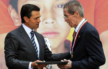 3_Recibe-el-Premio-Dr.-Ignacio-Chávez.jpg