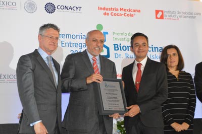 Entrega de reconocimiento Enrique Cabrero y Doctor Edgar Morales 1