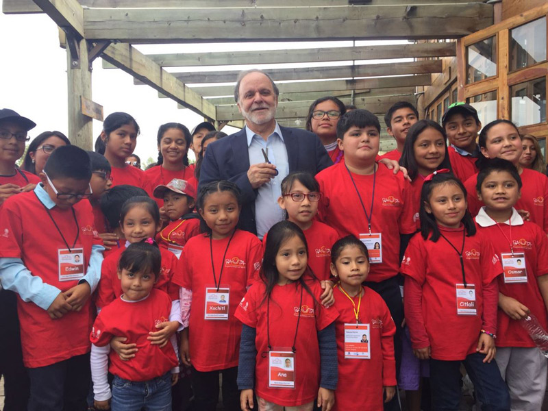 Alejandro-Frank,-uno-de-los-fundadores-de-Pauta,-con-niñas-y-niños-del-programa-en-Chiapas.-Cortesía-Pauta.jpg