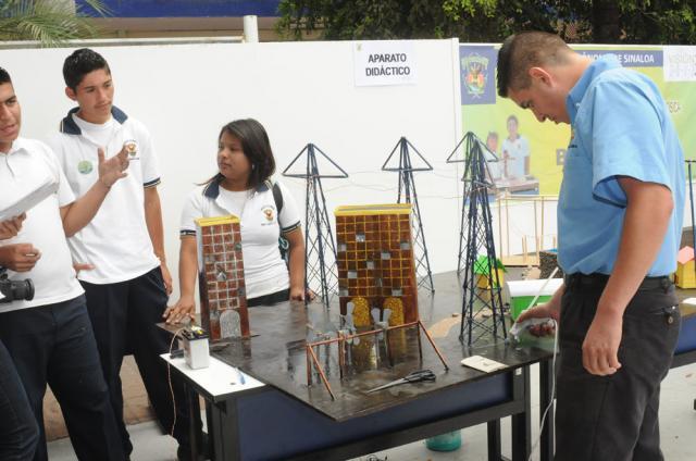 Jóvenes participan en el Concurso de aparatos y experimentos de física.jpg